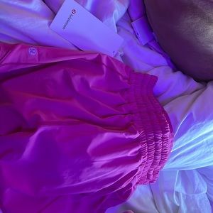 They are size 4 lulu lemon bitty hot 4in